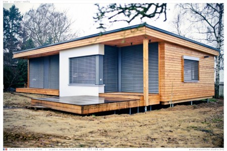 LINE - SLUNCI VSTŘÍC.  Prosklený pavilon. Povrch žaluzií barevně koresponduje s mezilehlými panely fasády.